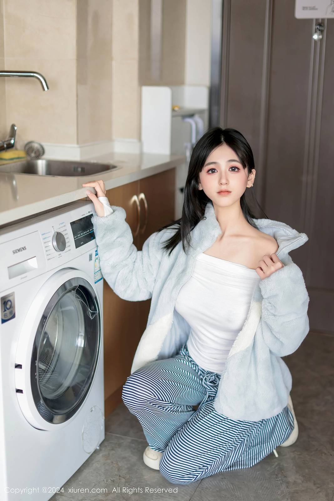 秀人网新人奶芙乔乔白色T恤搭配魅惑黑丝性感写真-12