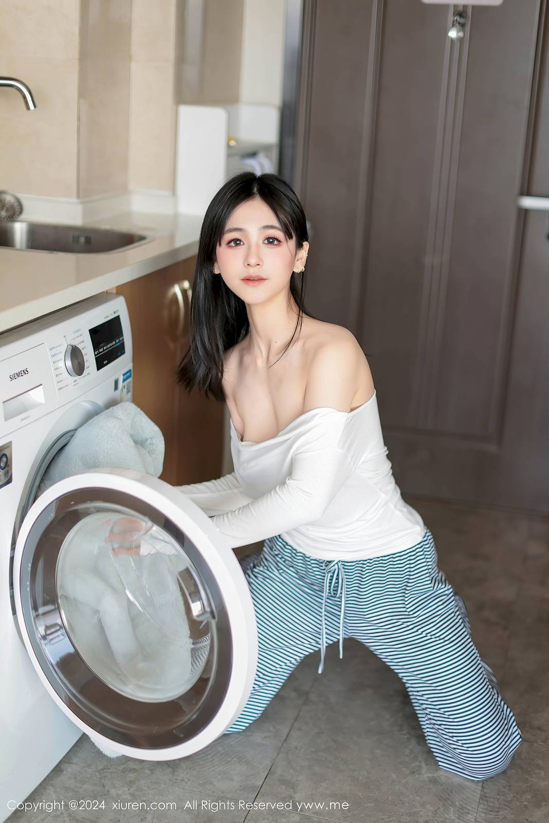 秀人网新人奶芙乔乔白色T恤搭配魅惑黑丝性感写真-13