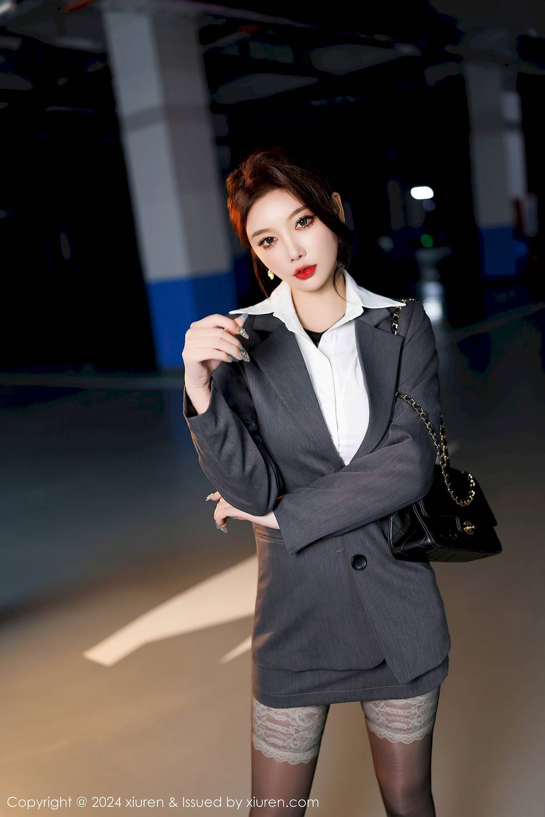 秀人网女神杨晨晨Yome灰色OL装扮女神姿态广西旅拍