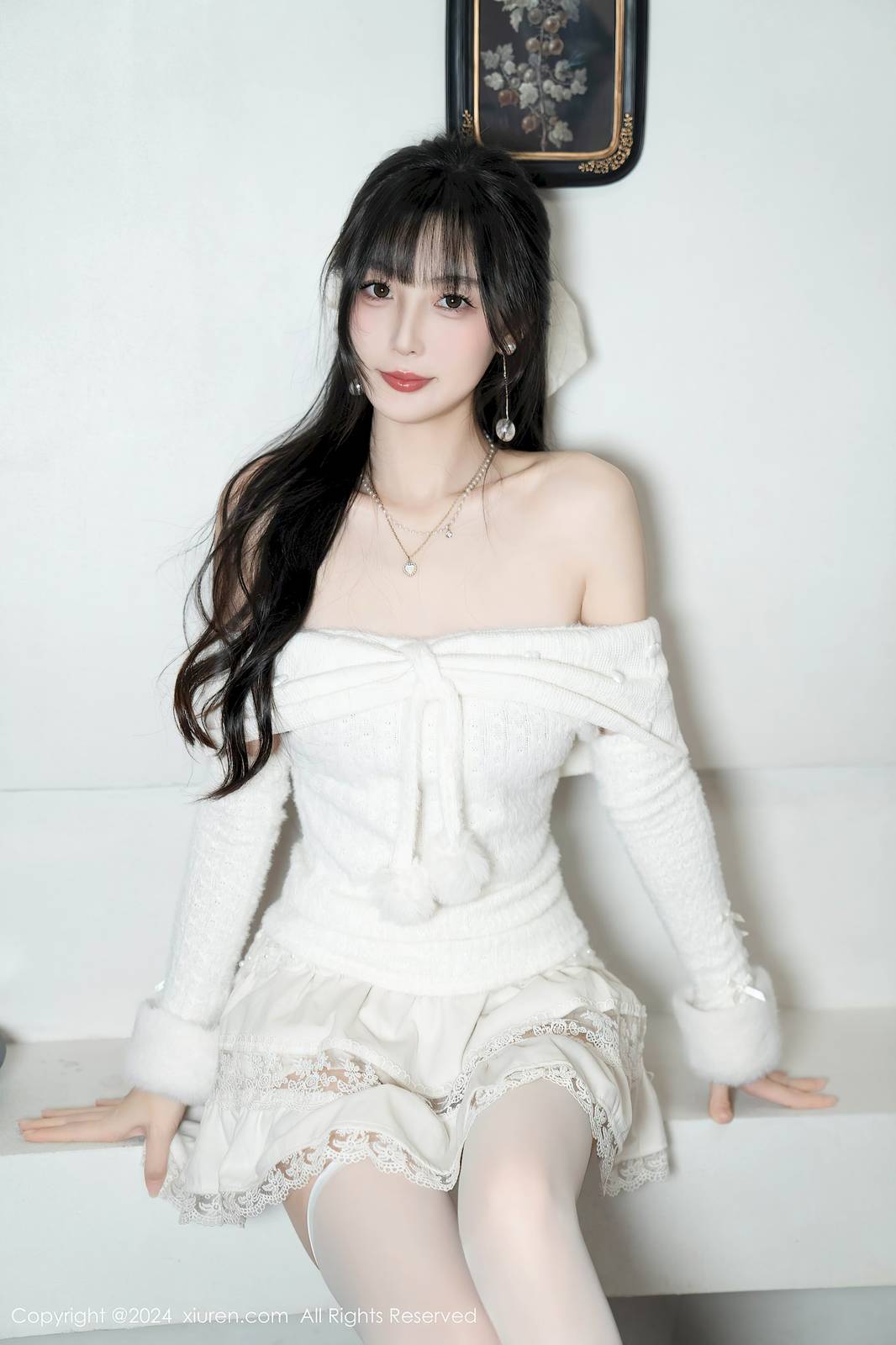 秀人网模特林星阑白色短裙搭配白色丝袜性感写真