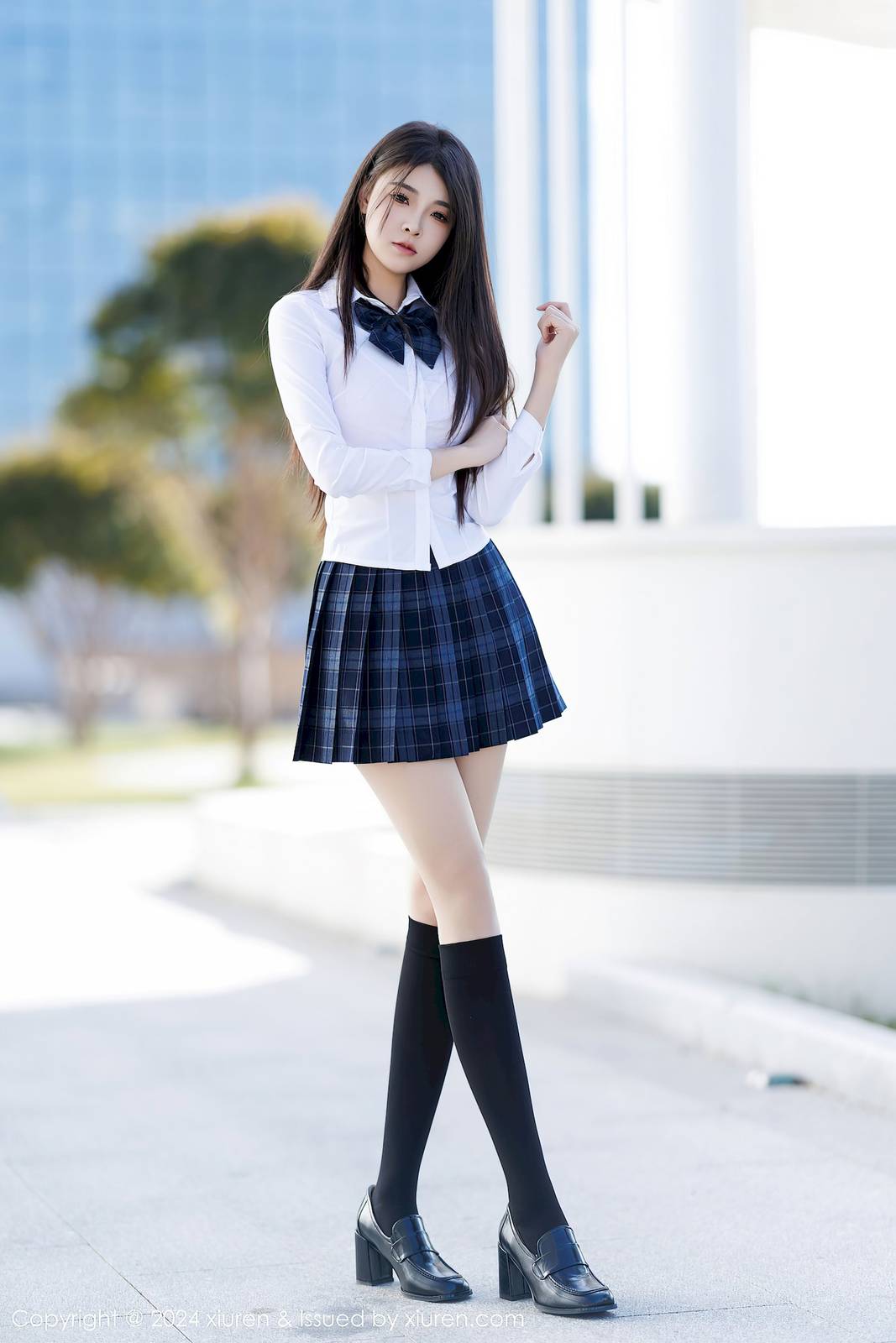 秀人网新人模特初梦瑶白色上衣搭配蓝色短裙性感写真-6