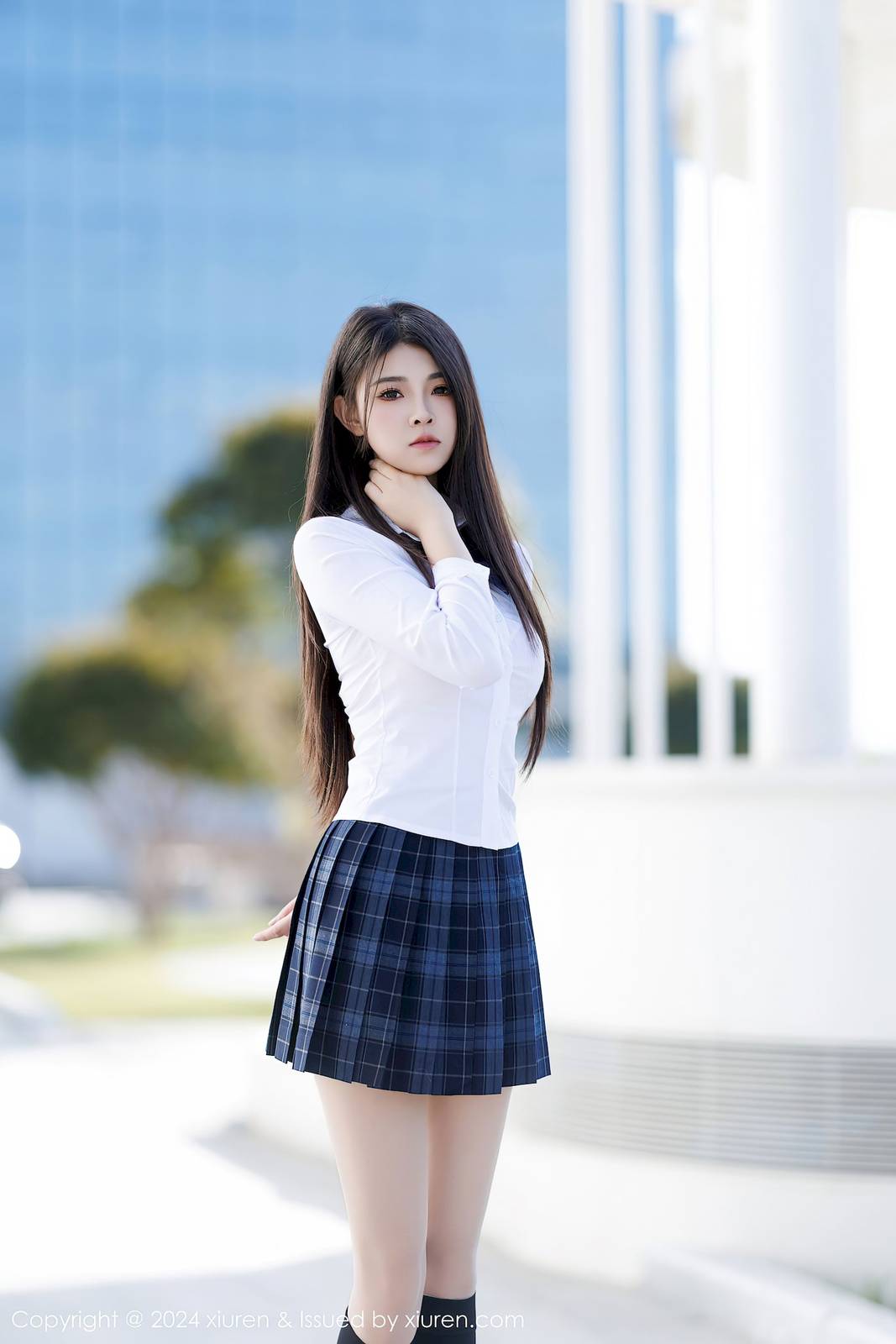 秀人网新人模特初梦瑶白色上衣搭配蓝色短裙性感写真-5