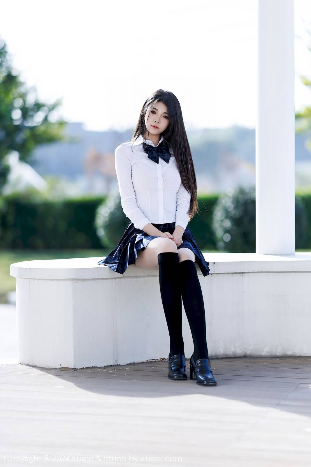 秀人网新人模特初梦瑶白色上衣搭配蓝色短裙性感写真-12