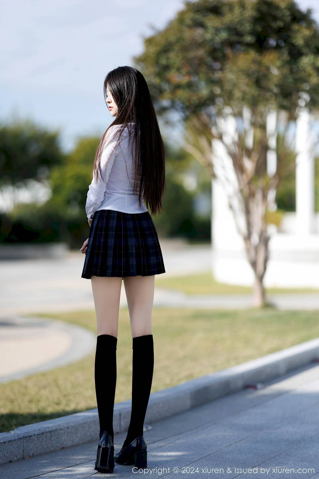 秀人网新人模特初梦瑶白色上衣搭配蓝色短裙性感写真-16