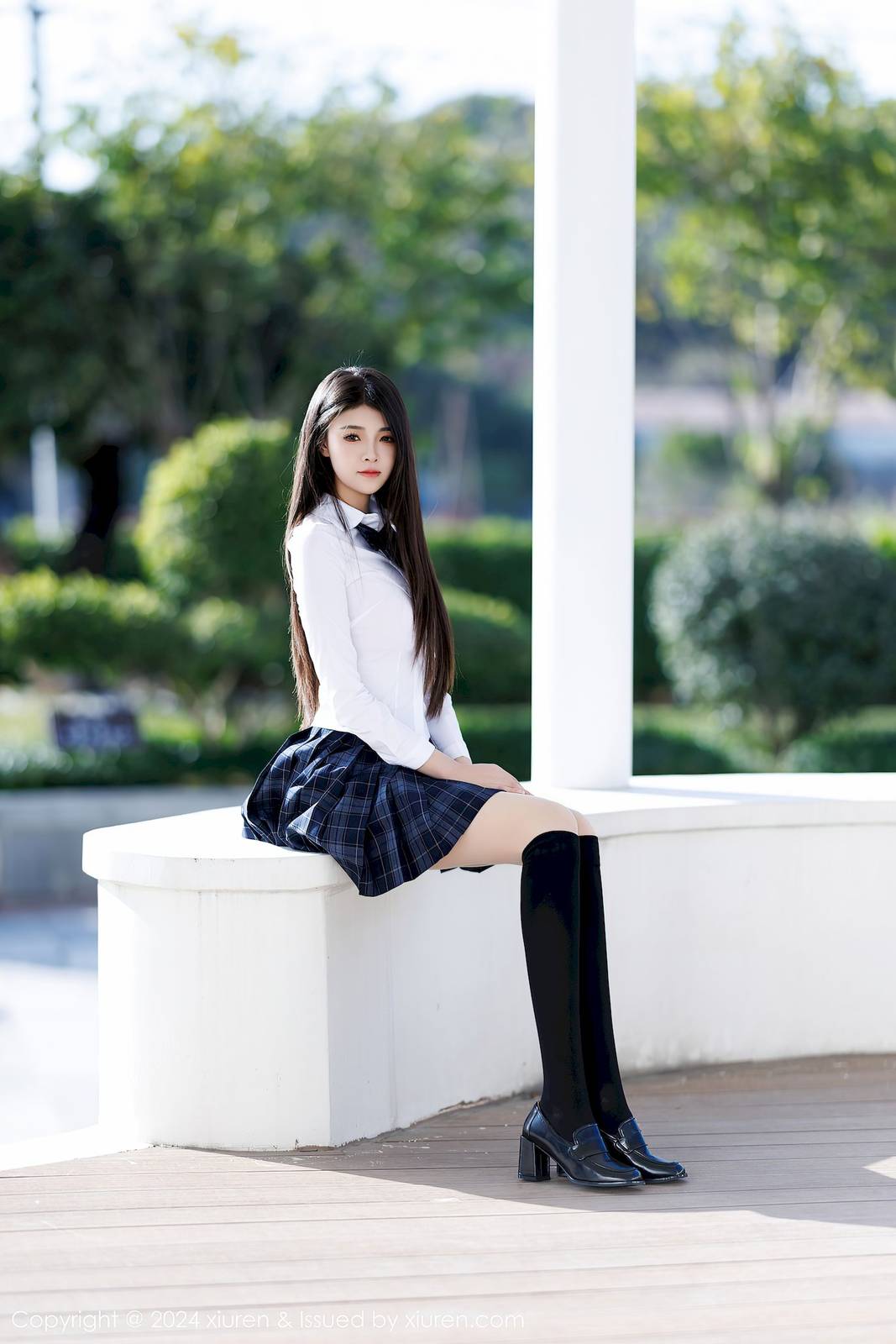 秀人网新人模特初梦瑶白色上衣搭配蓝色短裙性感写真-15