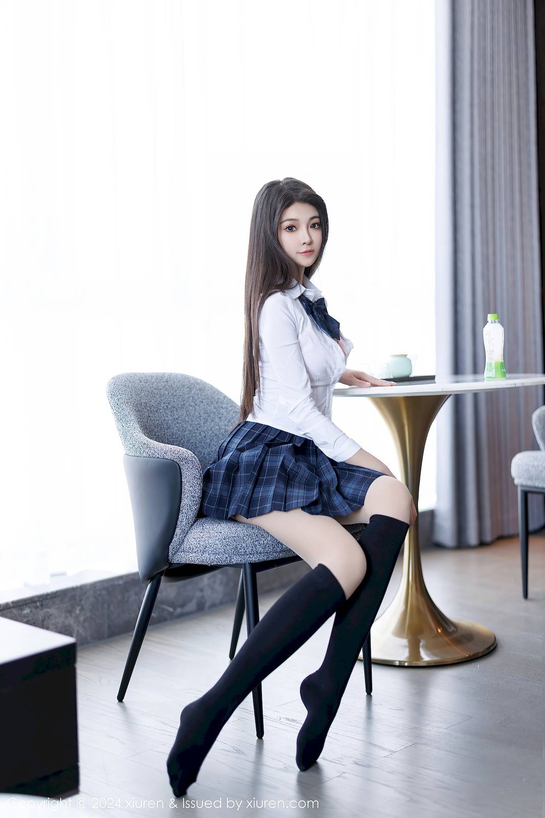 秀人网新人模特初梦瑶白色上衣搭配蓝色短裙性感写真-25