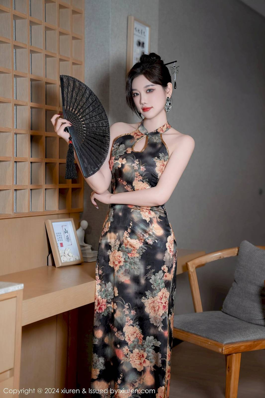 秀人网女神杨晨晨Yome深色旗袍搭配魅惑黑丝性感写真-6