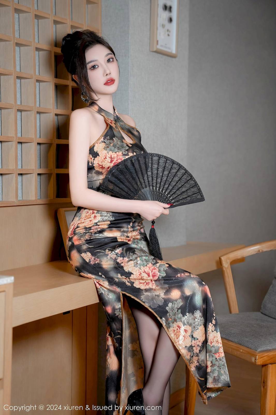 秀人网女神杨晨晨Yome深色旗袍搭配魅惑黑丝性感写真-14