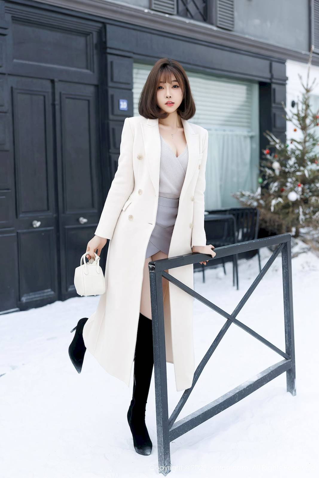 秀人网女神徐莉芝Booty白色外套诱人丝袜性感写真-4