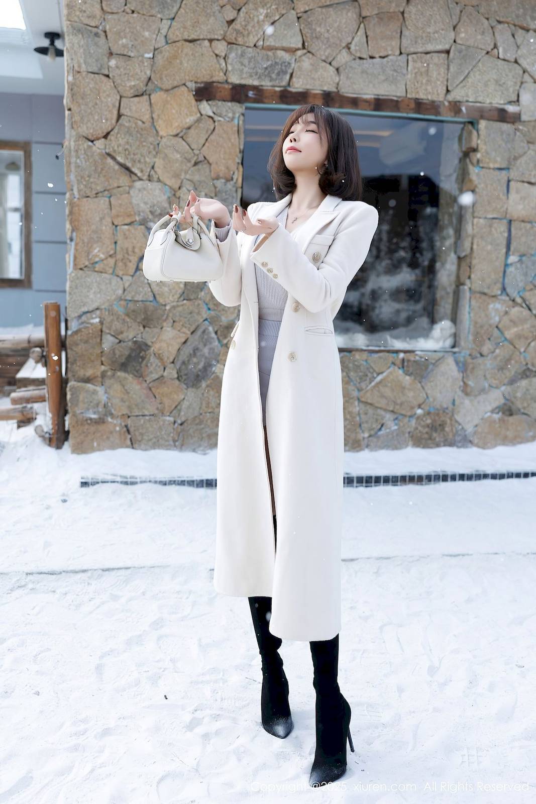 秀人网女神徐莉芝Booty白色外套诱人丝袜性感写真-13