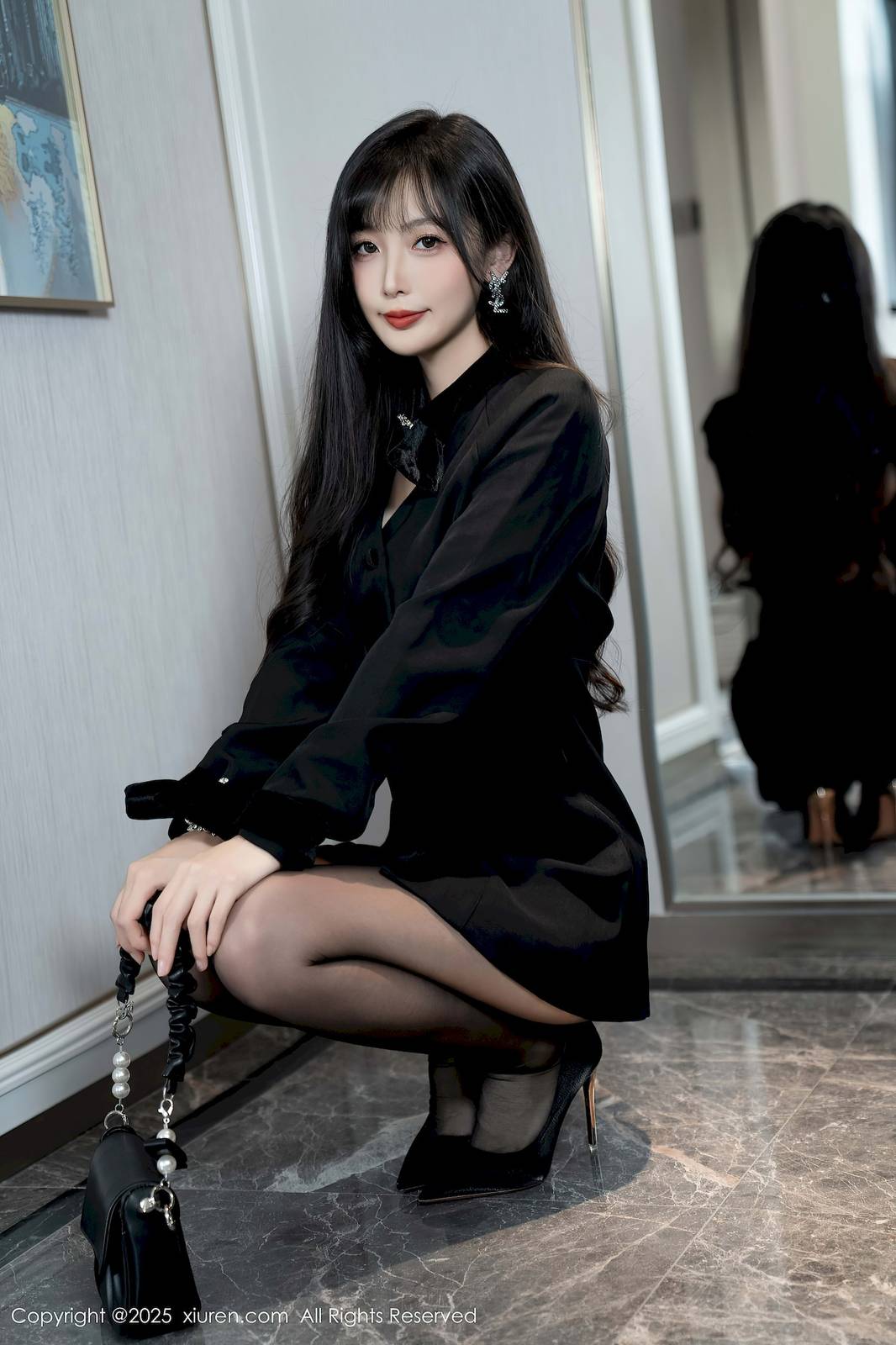 秀人网模特林星阑黑色外套搭配娇媚黑丝性感写真-5