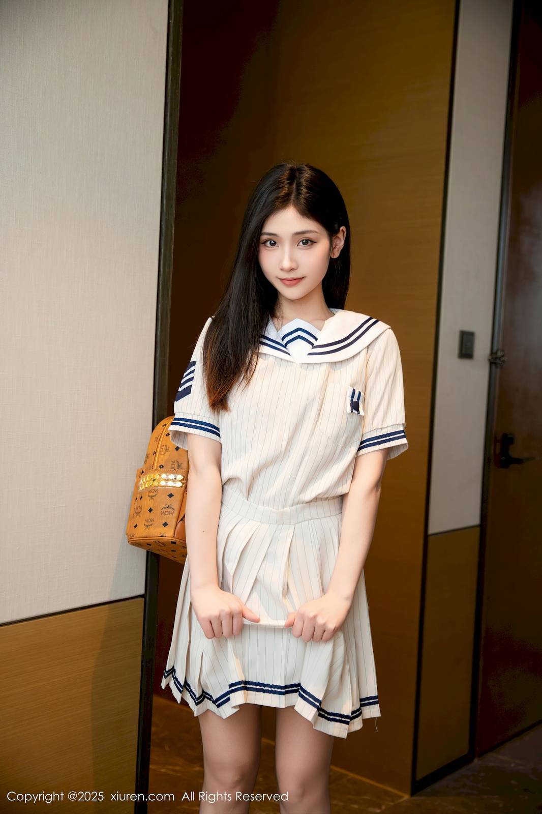 秀人网新人模特刘婷婷JK制服搭配灰色丝袜性感写真-2