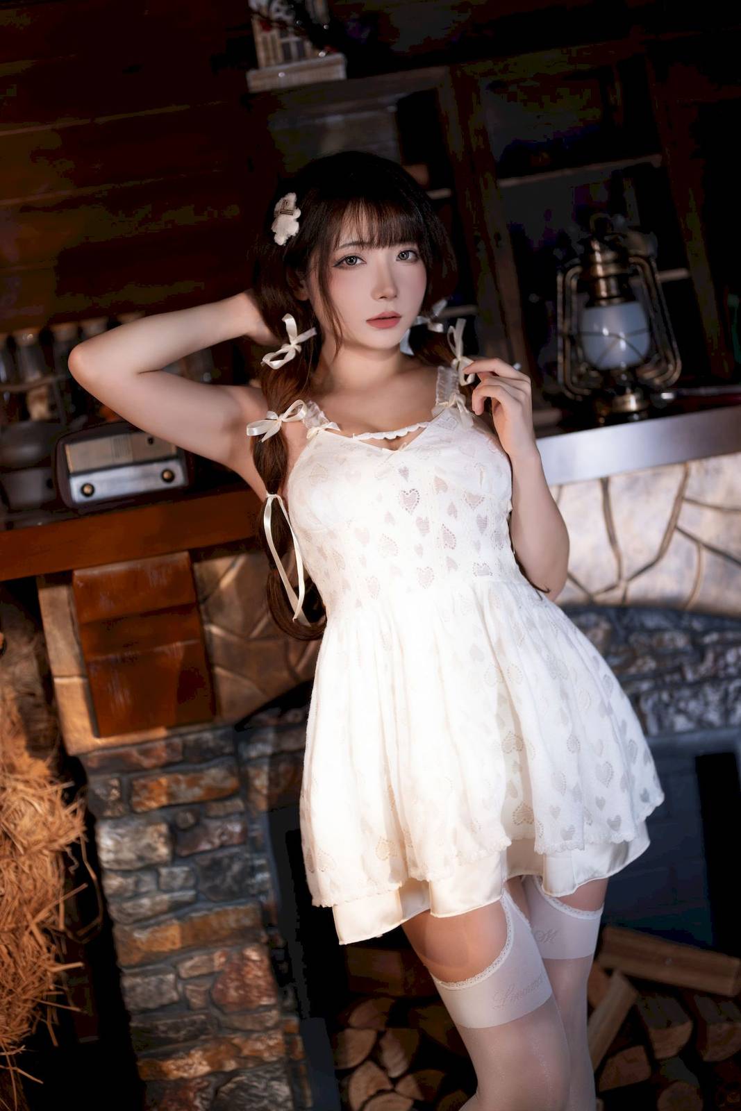 清纯少女是三不是世w素色吊裙白色丝袜居家写真-9