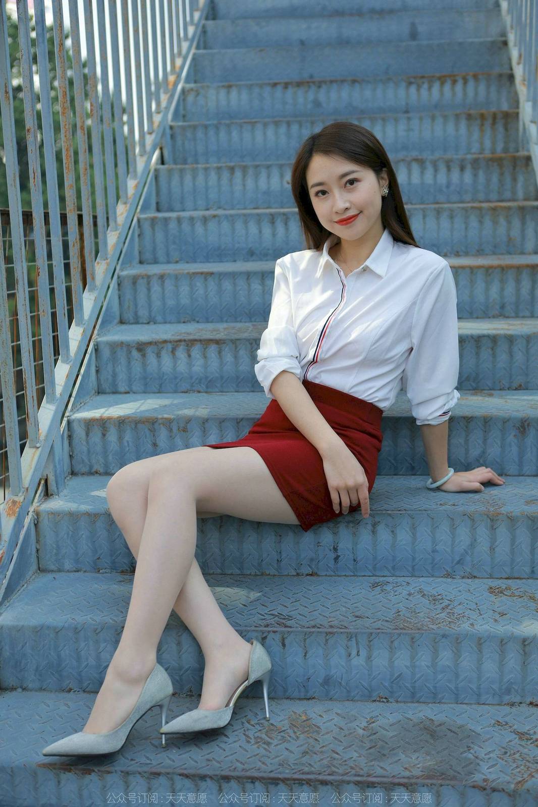 IESS异思趣向模特小婕白色上衣红色包臀裙户外街拍-6