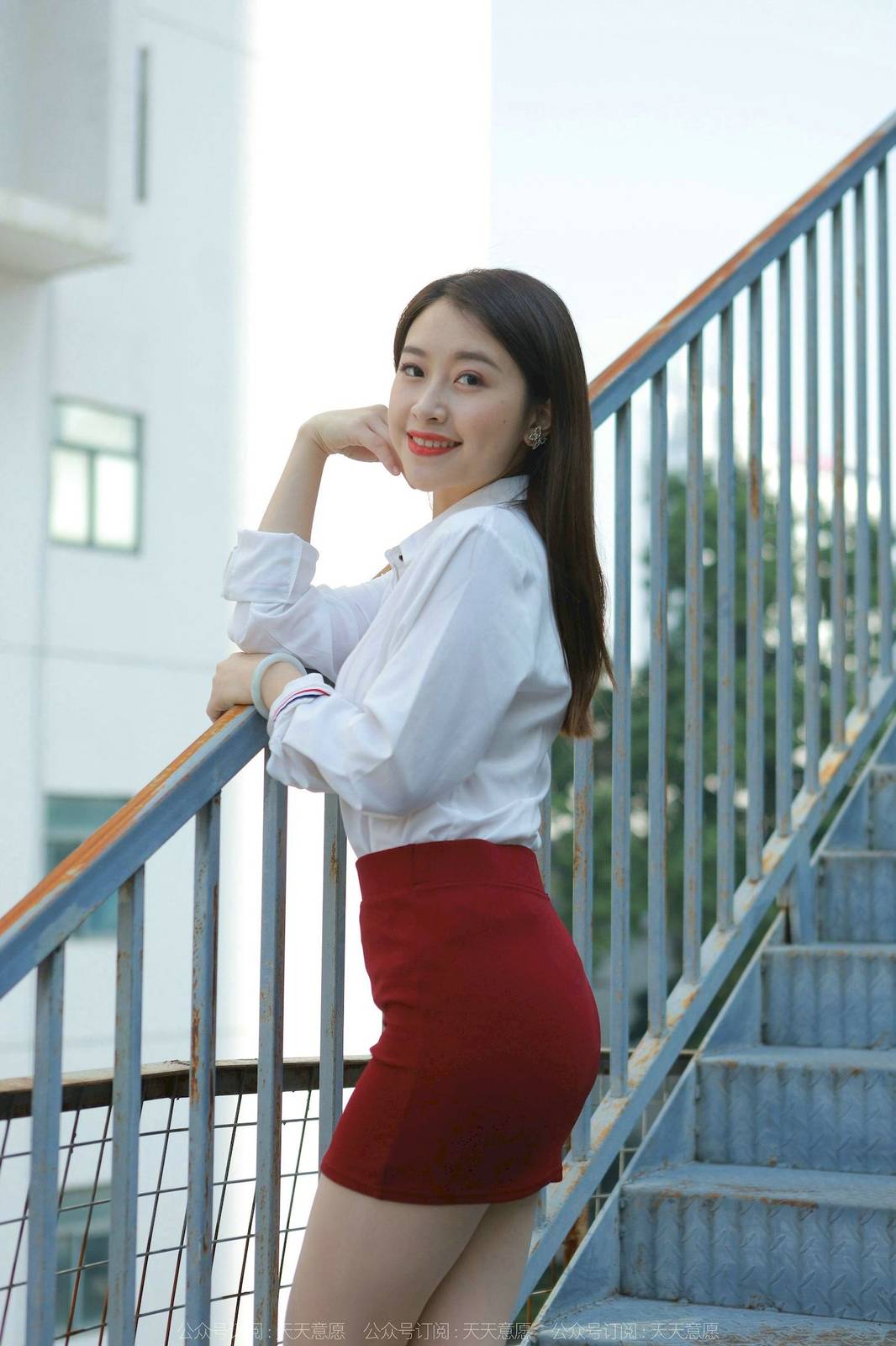 IESS异思趣向模特小婕白色上衣红色包臀裙户外街拍-28