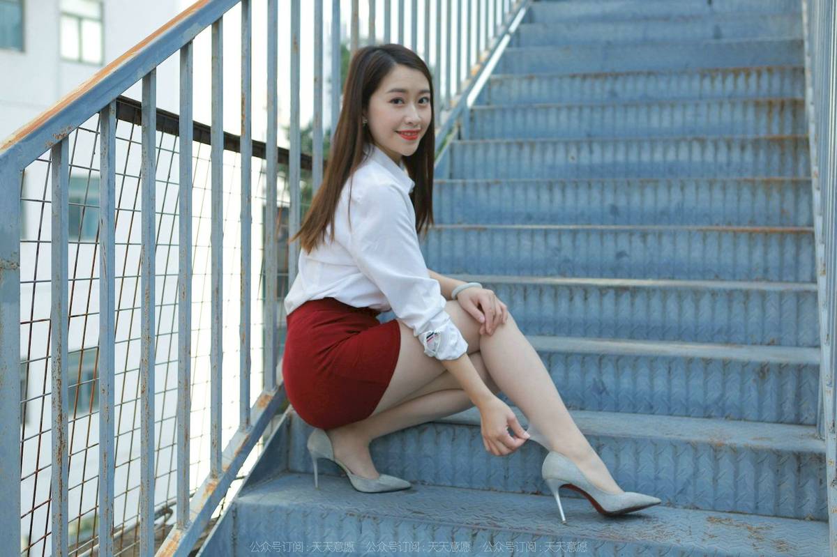 IESS异思趣向模特小婕白色上衣红色包臀裙户外街拍-44