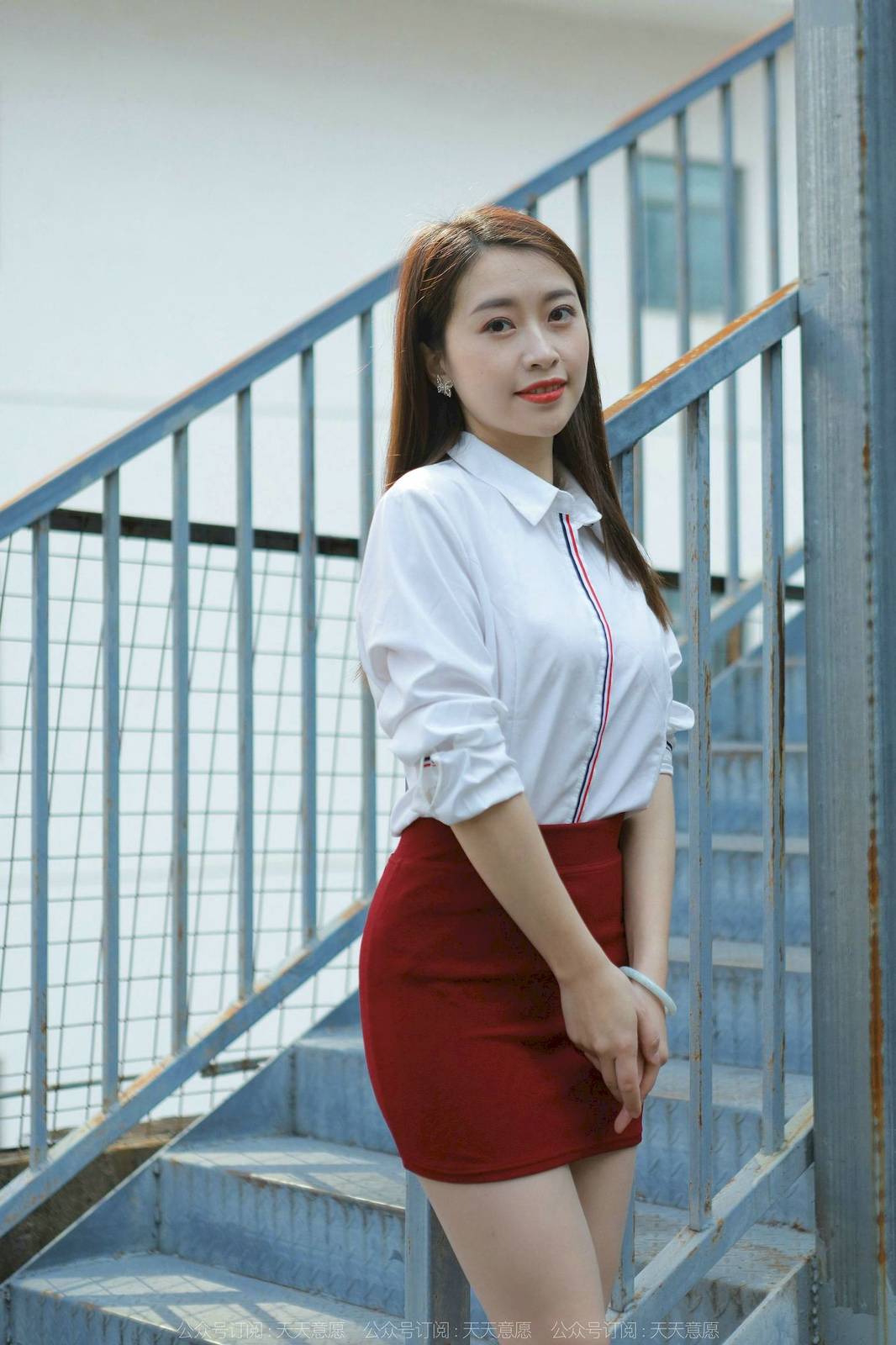 IESS异思趣向模特小婕白色上衣红色包臀裙户外街拍-46