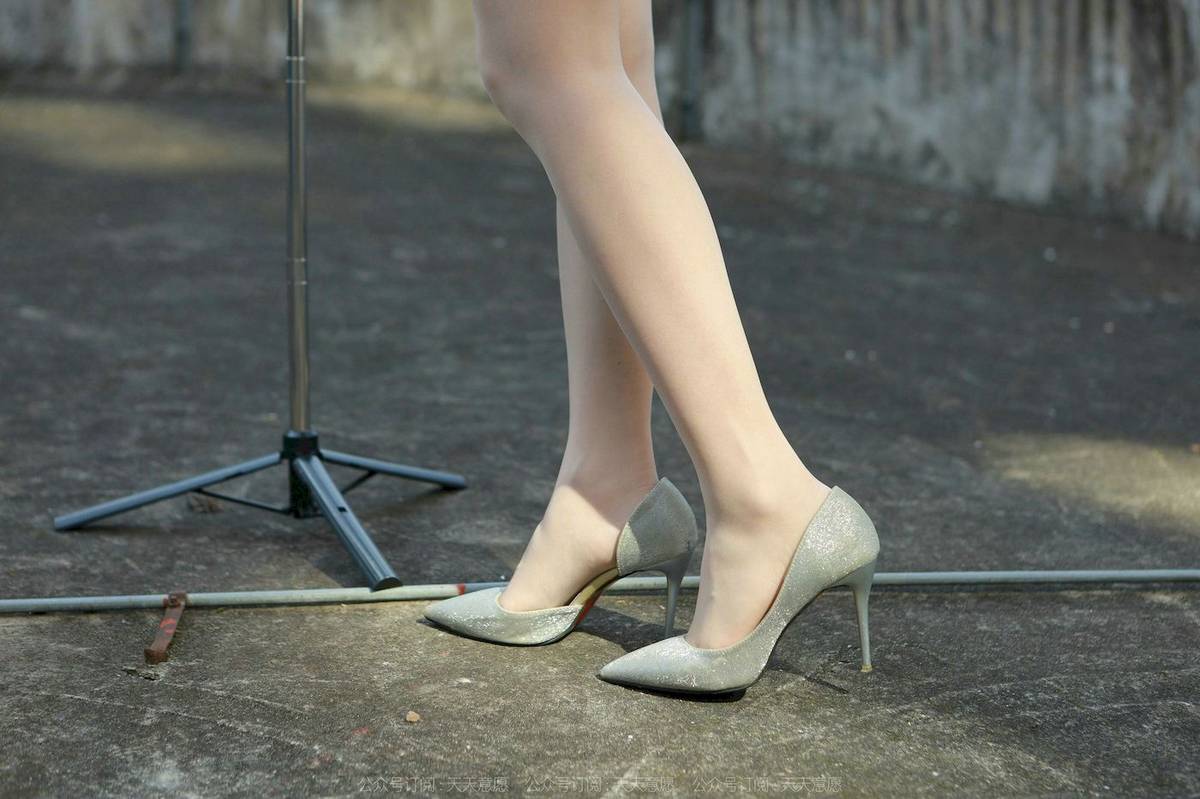 IESS异思趣向模特小婕白色上衣红色包臀裙户外街拍-55