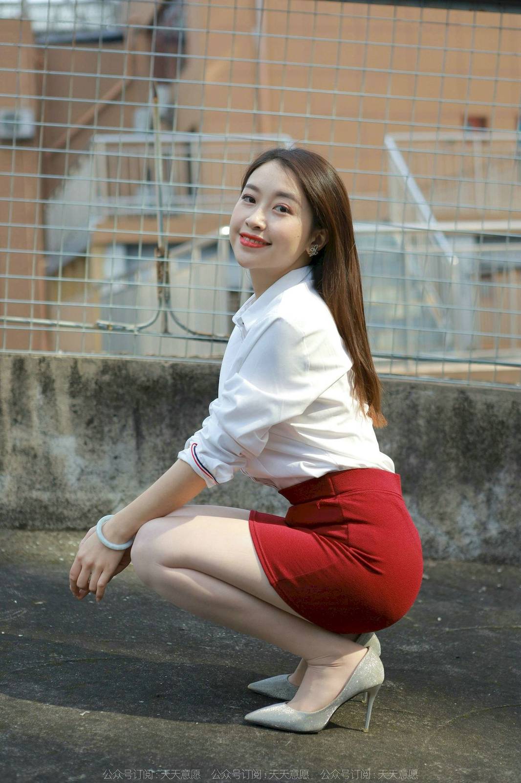 IESS异思趣向模特小婕白色上衣红色包臀裙户外街拍-67