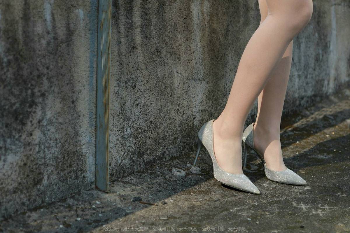 IESS异思趣向模特小婕白色上衣红色包臀裙户外街拍-69