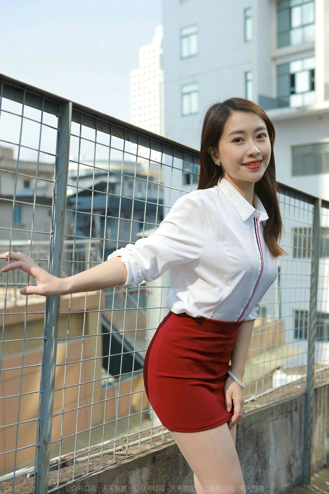 IESS异思趣向模特小婕白色上衣红色包臀裙户外街拍-72