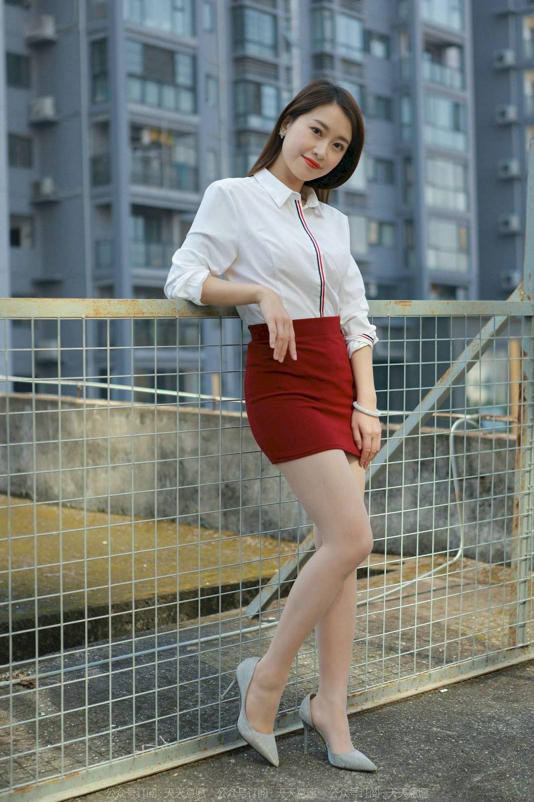 IESS异思趣向模特小婕白色上衣红色包臀裙户外街拍-86