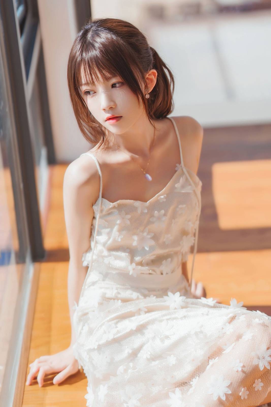 网络红人桜桃喵白色吊带长裙阳光系列户外写真-3