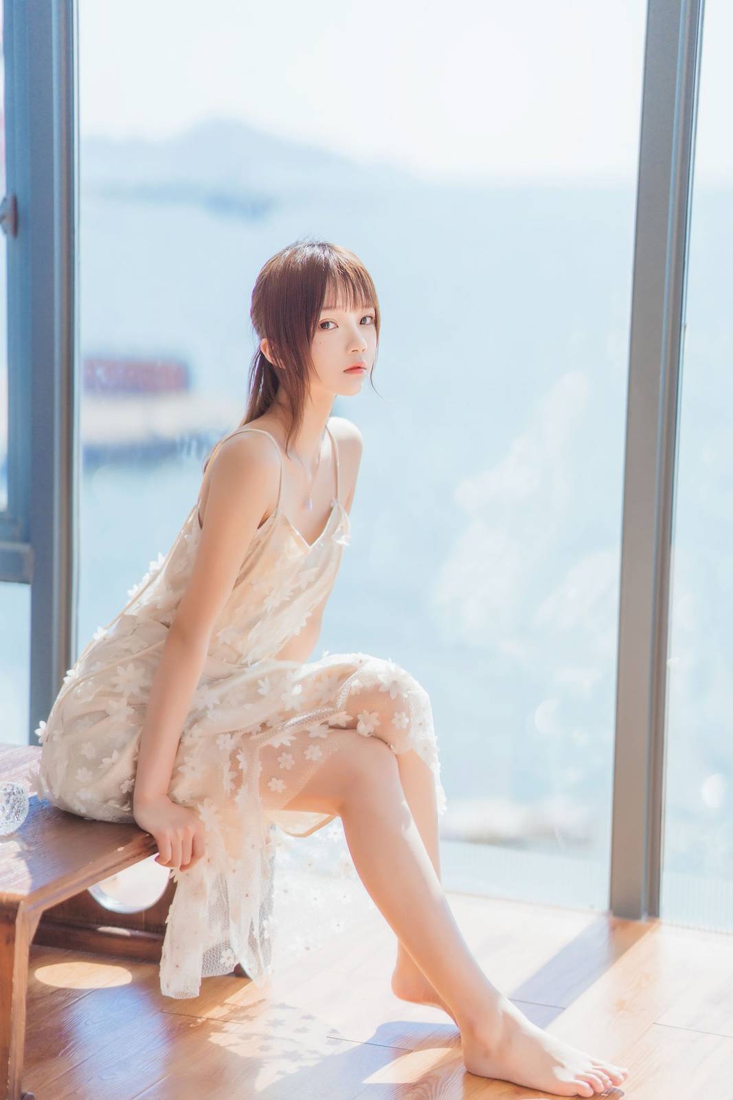 网络红人桜桃喵白色吊带长裙阳光系列户外写真