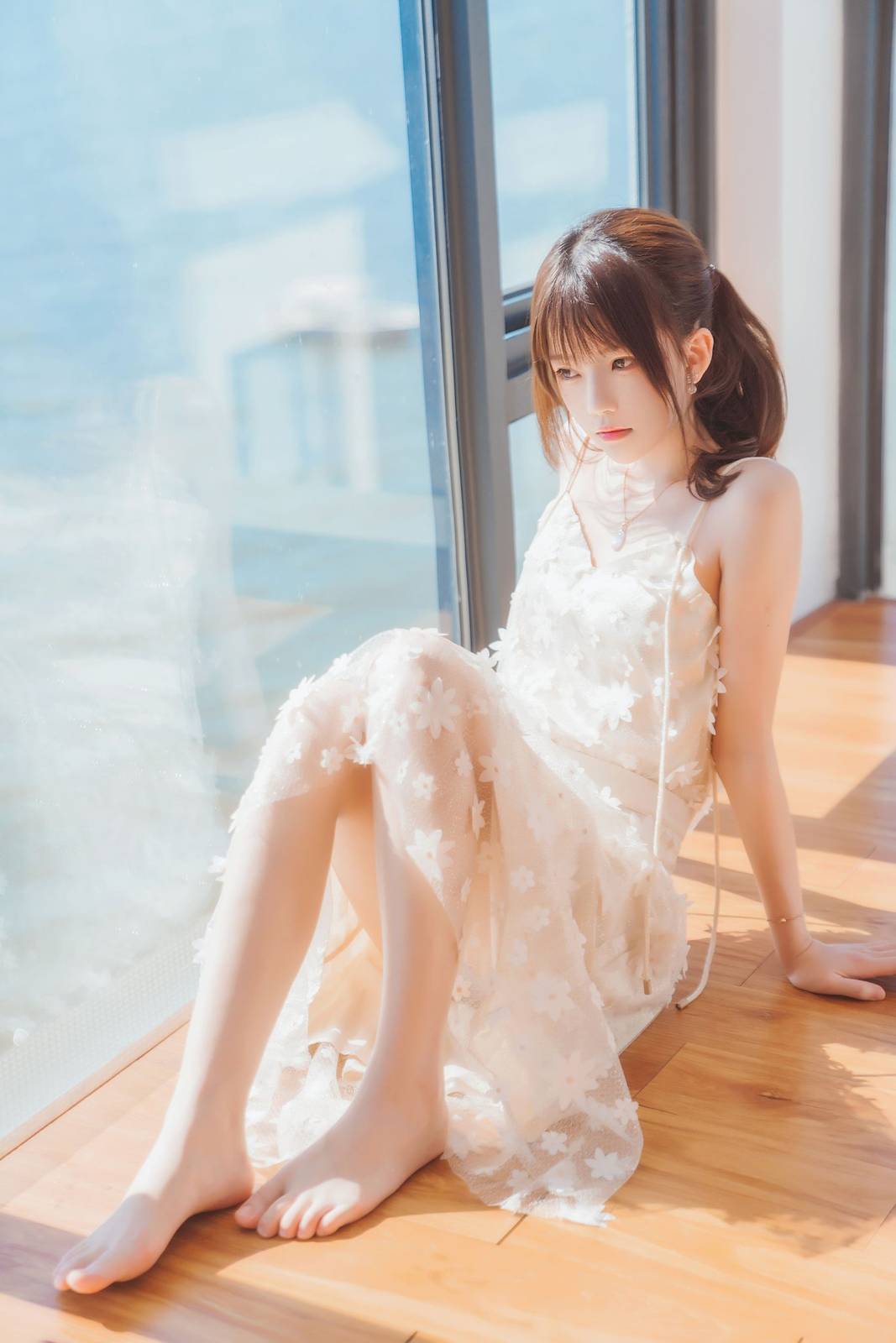 网络红人桜桃喵白色吊带长裙阳光系列户外写真-6