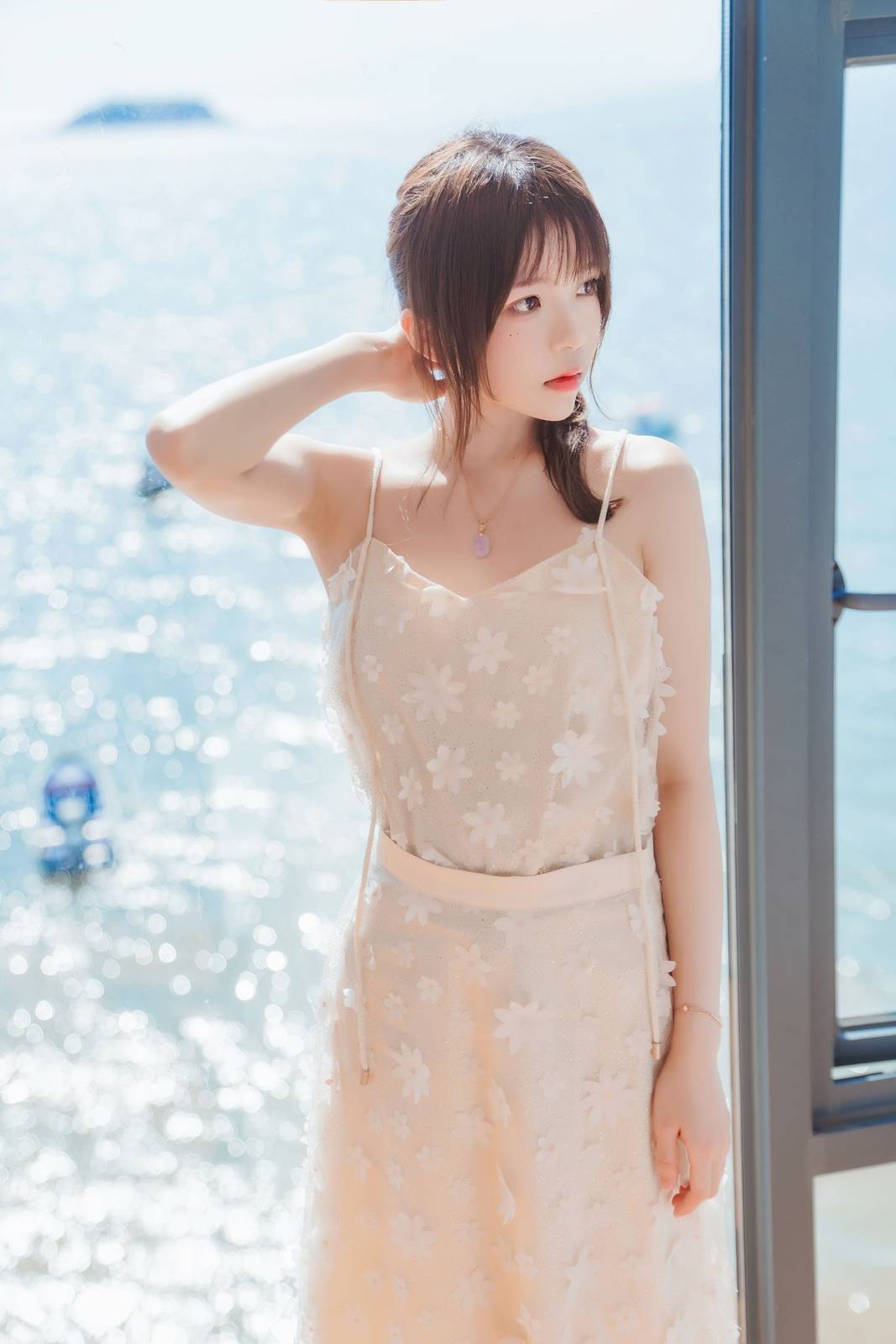 网络红人桜桃喵白色吊带长裙阳光系列户外写真-7