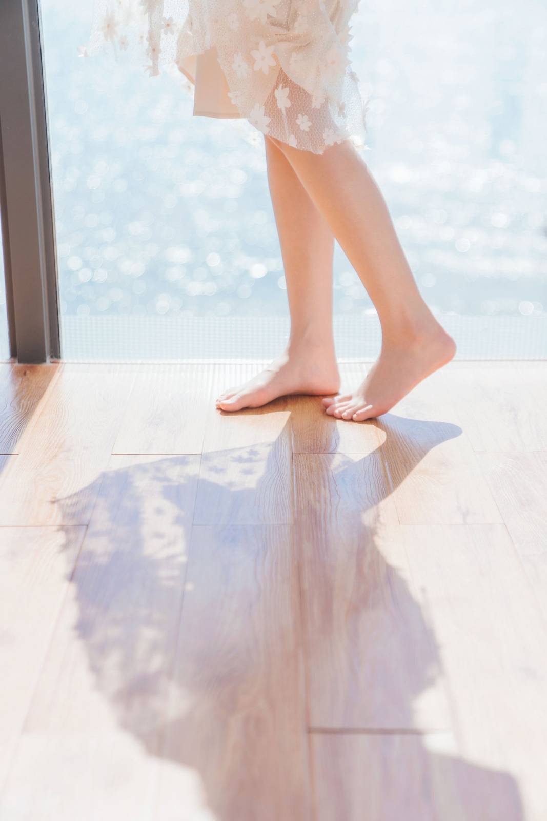 网络红人桜桃喵白色吊带长裙阳光系列户外写真-8