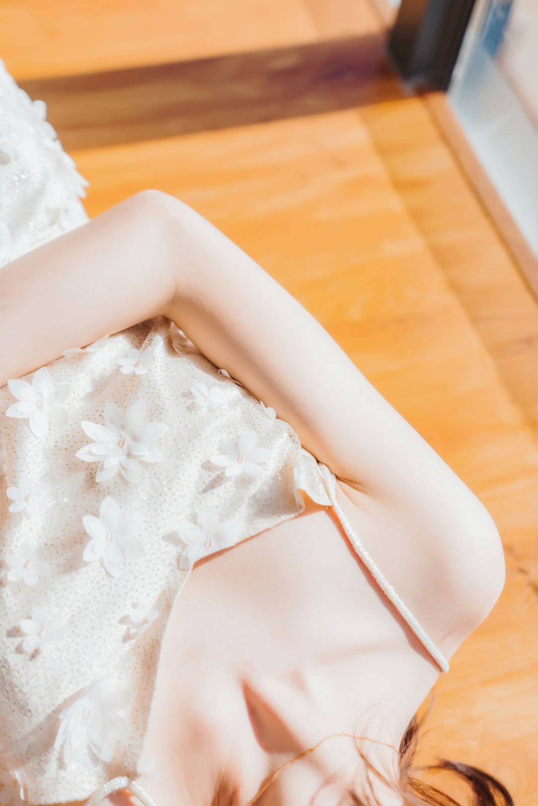 网络红人桜桃喵白色吊带长裙阳光系列户外写真-11