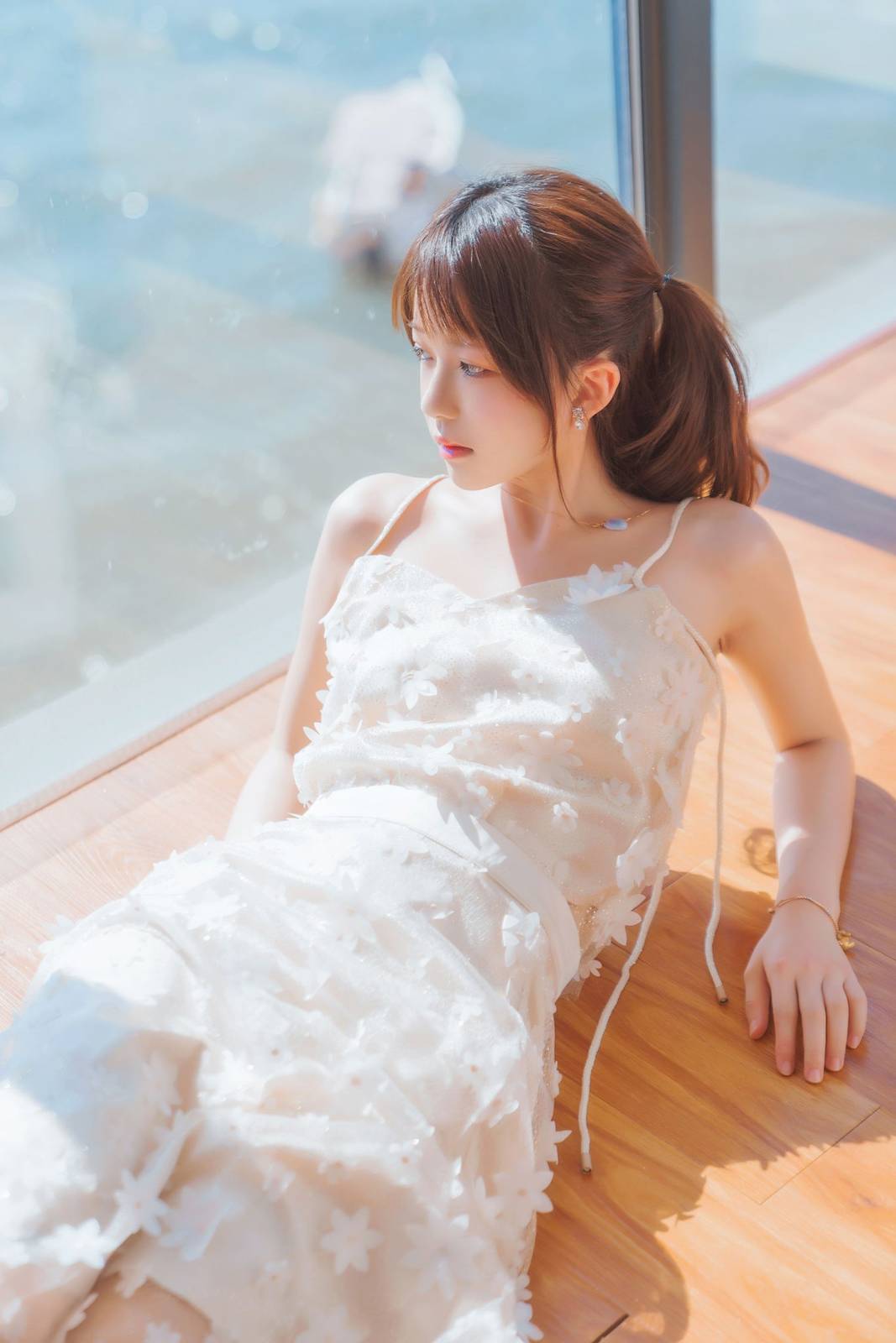 网络红人桜桃喵白色吊带长裙阳光系列户外写真-12
