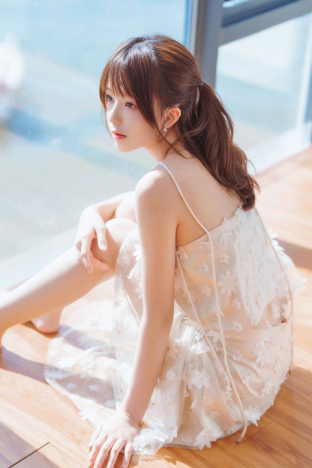 网络红人桜桃喵白色吊带长裙阳光系列户外写真-13