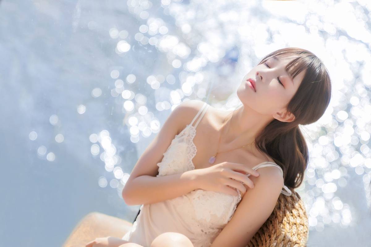 网络红人桜桃喵白色吊带长裙阳光系列户外写真-15