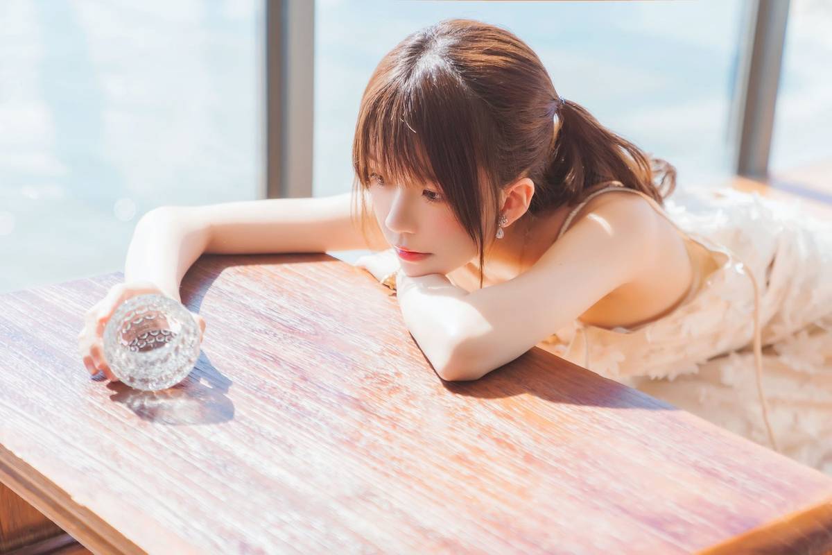 网络红人桜桃喵白色吊带长裙阳光系列户外写真-16