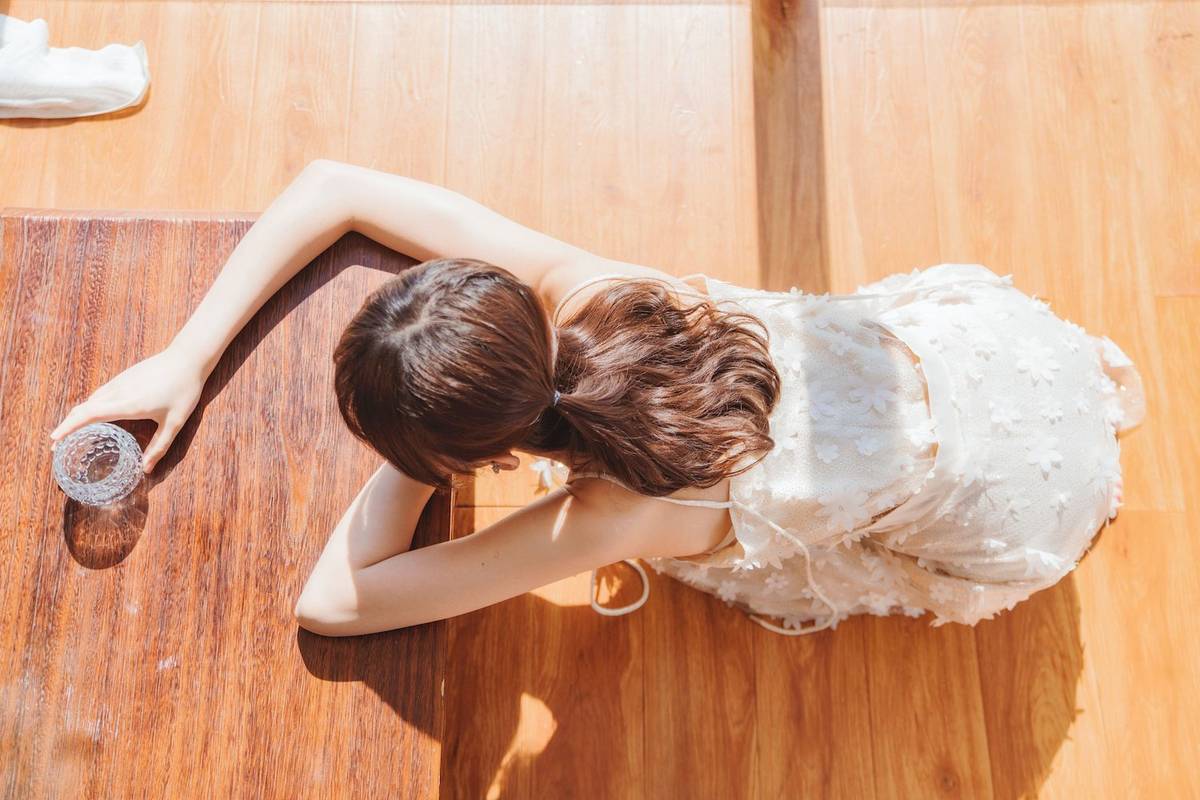 网络红人桜桃喵白色吊带长裙阳光系列户外写真-17