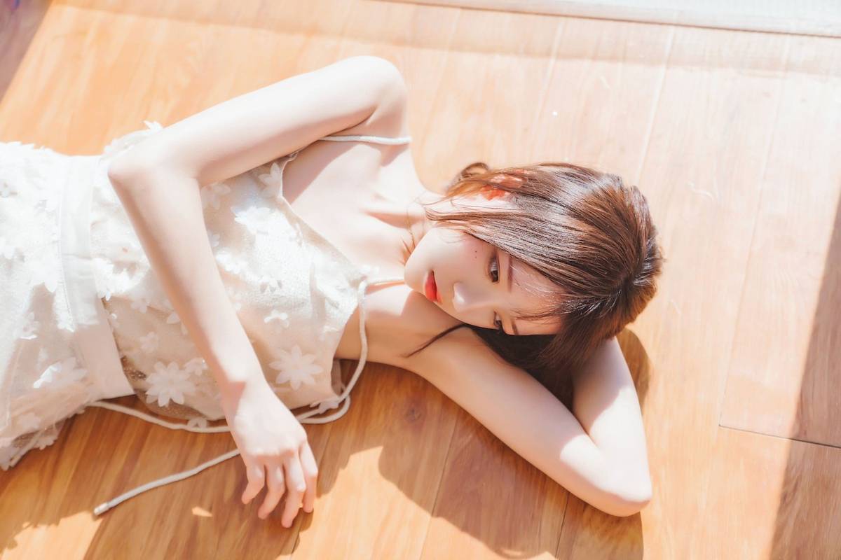 网络红人桜桃喵白色吊带长裙阳光系列户外写真-20