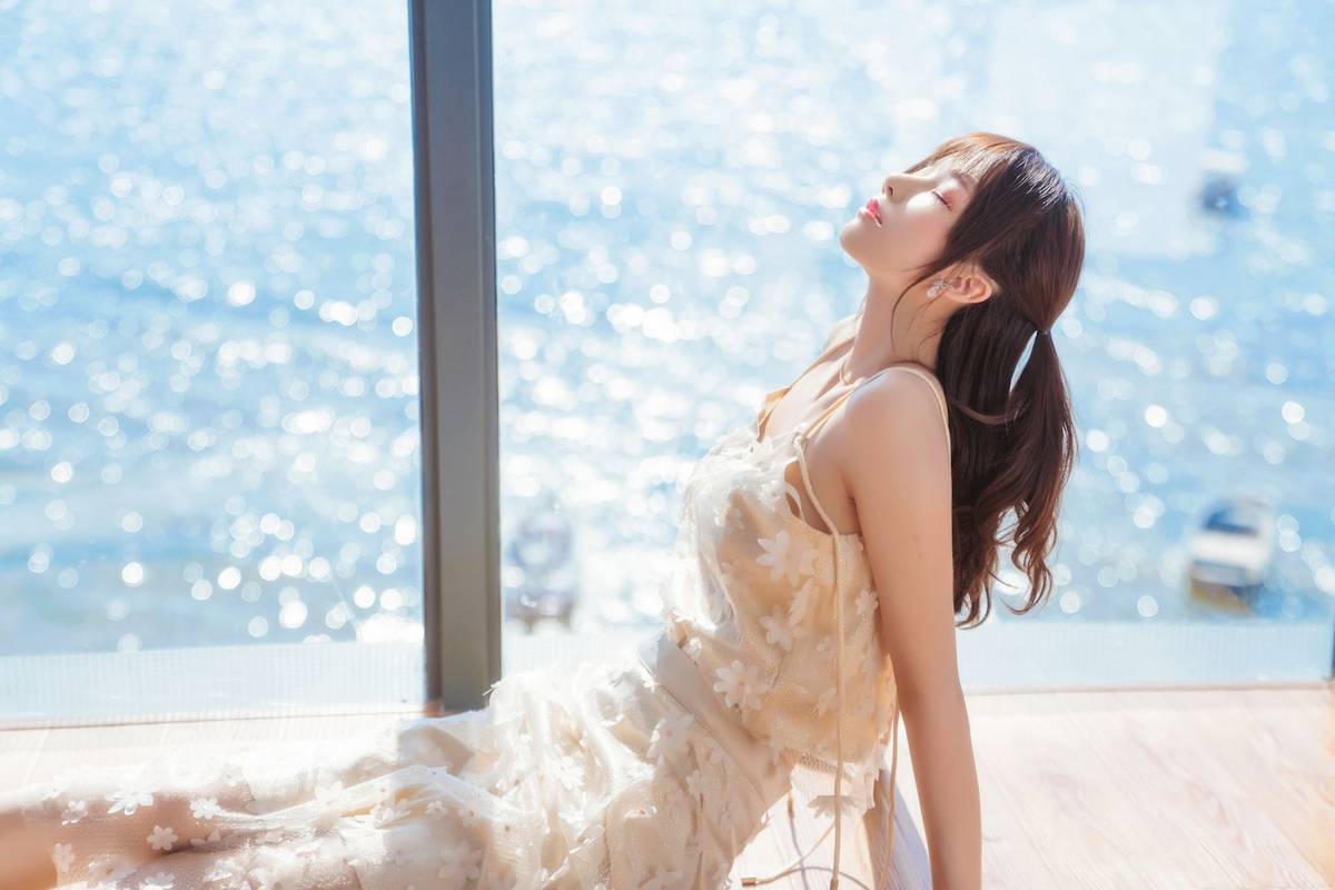 网络红人桜桃喵白色吊带长裙阳光系列户外写真-21