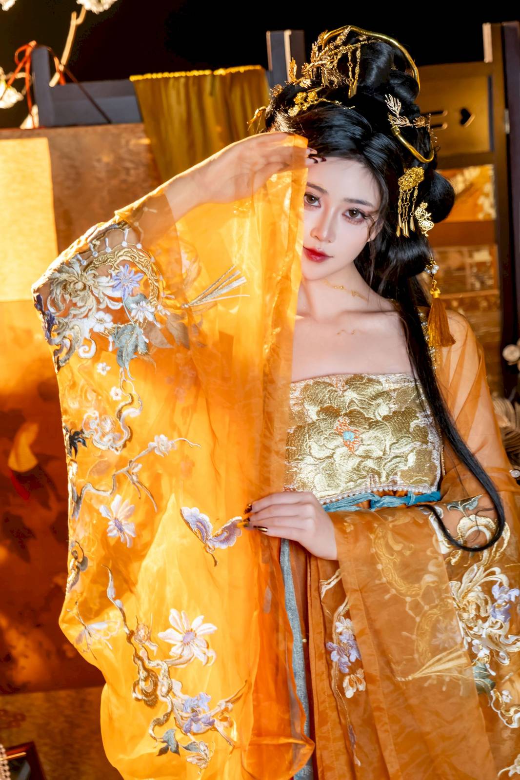 粉嫩美女Nnian身穿金蛇汉服国风大典贺岁篇写真