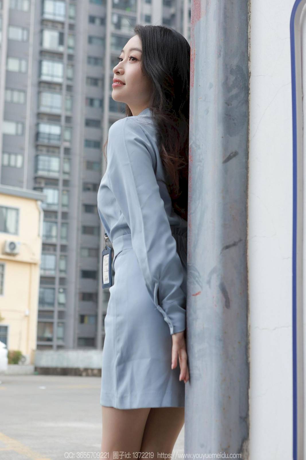 IESS异思趣向腿模小婕职场装束停车场主题上写真-28