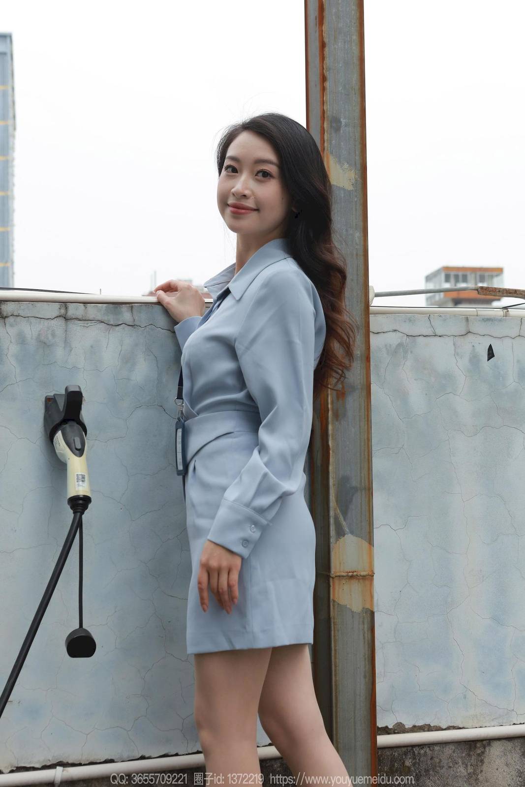 IESS异思趣向腿模小婕职场装束停车场主题上写真-60