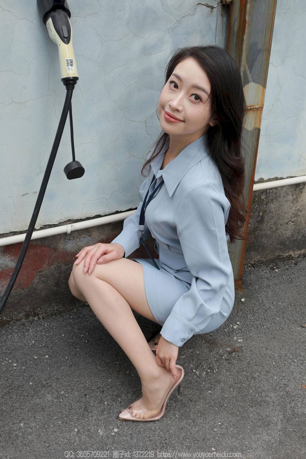 IESS异思趣向腿模小婕职场装束停车场主题上写真-62