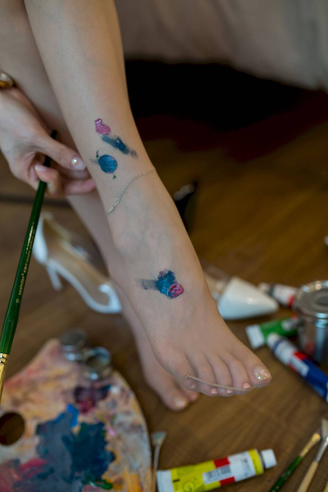 微密圈模特SIA不吃鱼丝足艺术画室姐妹场景写真-41