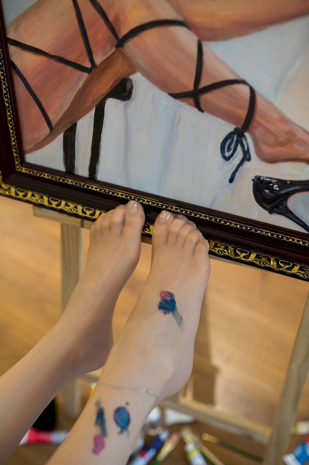 微密圈模特SIA不吃鱼丝足艺术画室姐妹场景写真-50