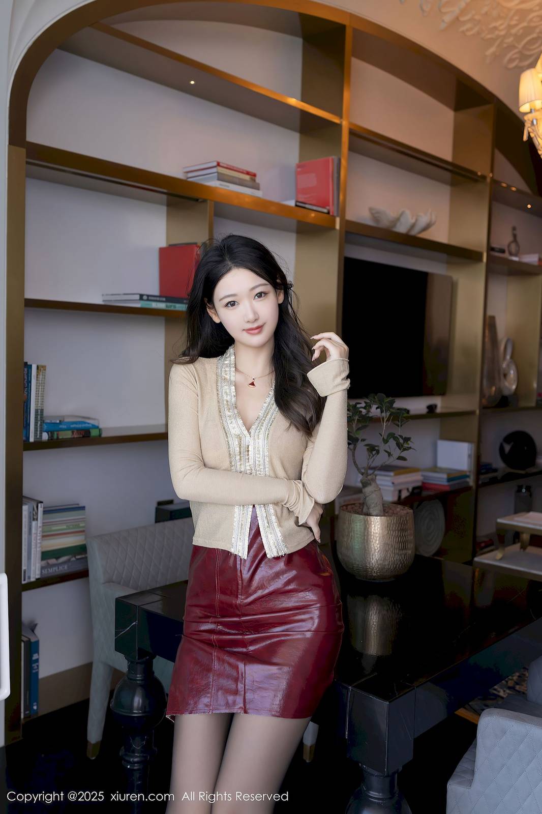 秀人网美女模特唐安琪红色皮裙搭配黑丝性感写真-2