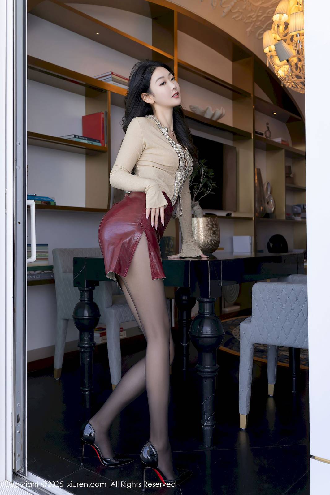 秀人网美女模特唐安琪红色皮裙搭配黑丝性感写真-6