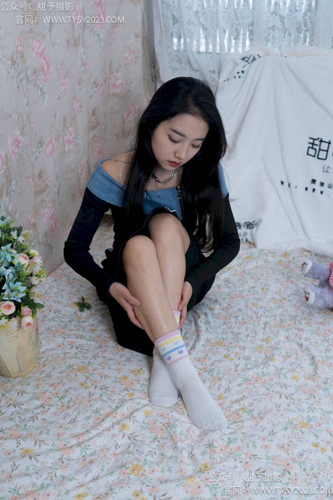 甜予摄影筱筱微卷长发裸足诱惑轻松休闲风写真-19