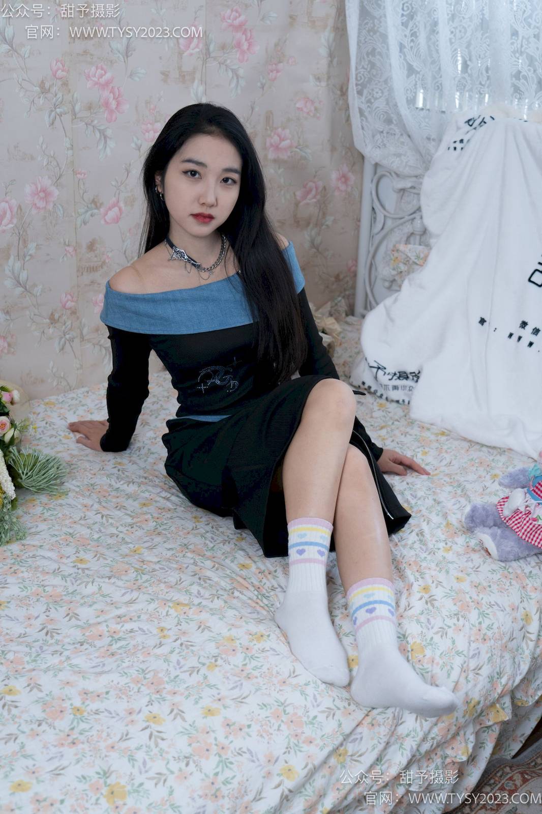 甜予摄影筱筱微卷长发裸足诱惑轻松休闲风写真-31