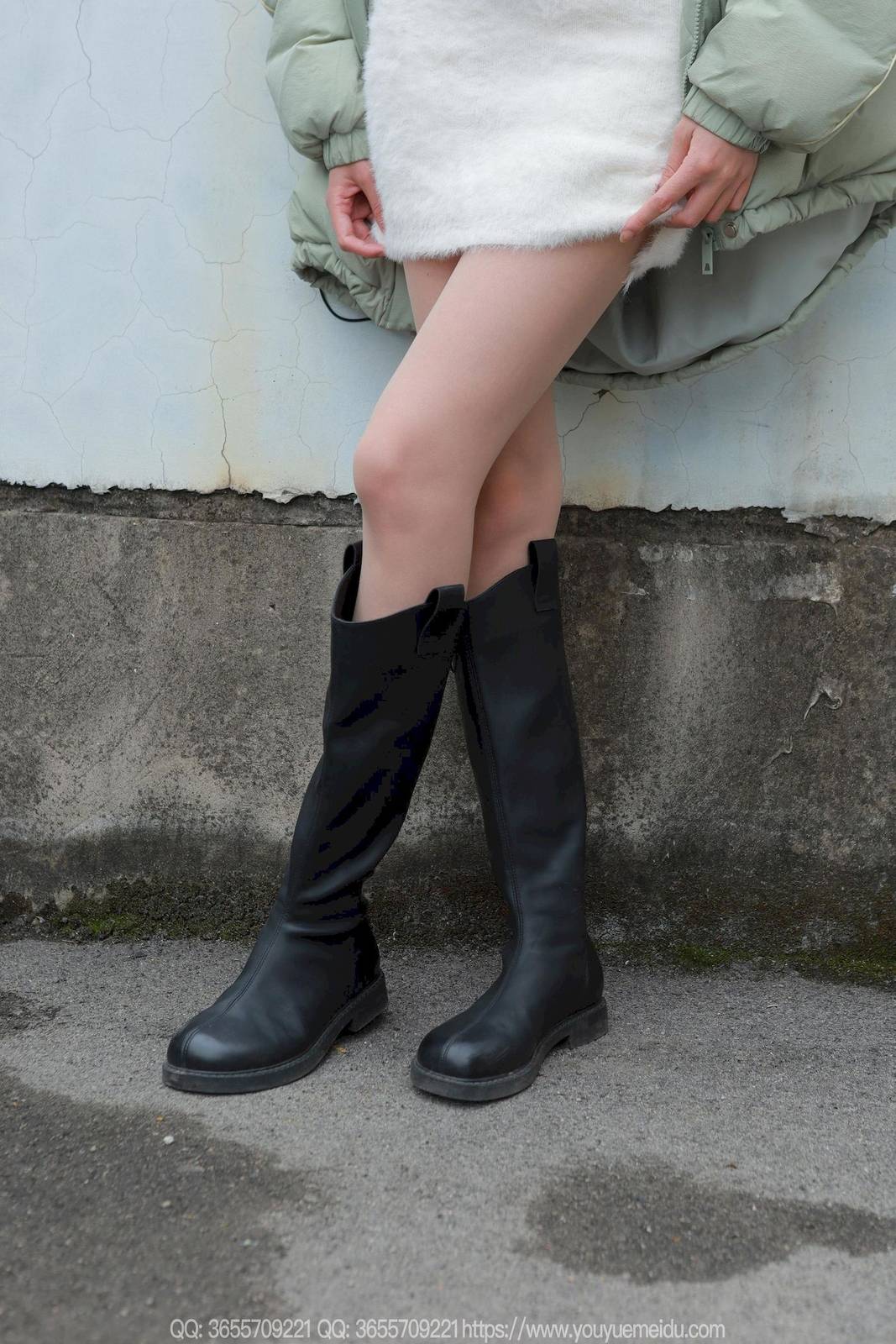 IESS异思趣向模特团团包臀裙肉丝美腿户外写真-15